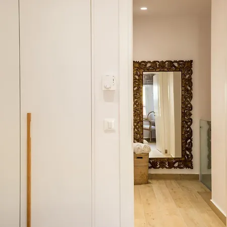 Avra Venetian Harbour Apartment *